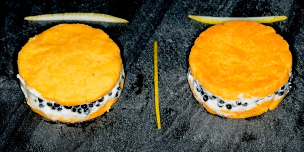 Alfajores de crema agria y caviar. Foto: Armando Gallastegui